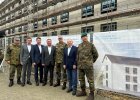 Gruppenfoto vor Baugerüst