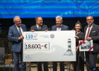 Herrmann, Hampel, Reiter, Kern und Kurzmaier mit großem Spendenscheck in der Hand