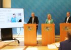 Auf dem Bild sind Innenminister Joachim Herrmann, Arbeitsministerin Ulrike Scharf sowie Dr. Markus Schmitz (Agentur für Arbeit) bei ihrer gemeinsamen Pressekonferenz zu sehen.