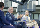 Herrmann gestikulierend bei Podiumsdiskussion
