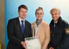 Auf dem Bild ist Innenstaatssekretär Sandro Kirchner mit Offiziellen bei der Einweihung des neuen Dienststellengebäudes der Polizeiinspektion Gauting zu sehen. Staatssekretär Kirchner hat dabei ein Modell des neuen Dienststellengebäudes in der Hand.