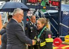 Innenminister Joachim Herrmann gratuliert eine der Siegerinnen bei den diesjährigen HAIX Fire Fit Championships zu ihrer gewonnenen Medaille