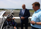 Innenminister Herrmann neben einem Segelflieger