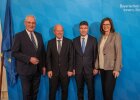 Auf dem Bild sind Innenminister Joachim Herrmann, LfV-Präsident Dr. Burkhard Körner, dessen Nachfolger Manfred Hauser sowie Landtagspräsidentin Ilse Aigner zu sehen.