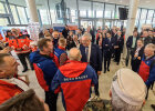 Innenminister Joachim Herrmann inmitten von Einsatzkräften von Rettungsdiensten in Kongresshalle