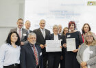 Gruppenfoto mit Integrationsminister Herrmann und den Preisträgern des 1. Preises