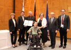 Gruppenfoto mit Kirchner und Geehrten, deren Sohn im Rollstuhl und weiteren.