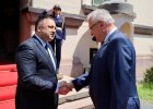 Herrmann schüttelt Hoxha die Hand