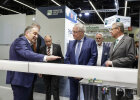 Herrmann und weitere Personen lassen sich ein System bei einem Messestand zeigen