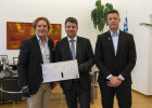 Kirchner und zwei Vertreter der Firma OroraTech mit Satelliten