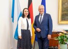 Auf dem Foto sind der Innenminister Joachim Herrmann und die neue rumänische Generalkonsulin Miheiha Diculescu-Blebea im Amtszimmer von Staatsminister Herrmann zu sehen.