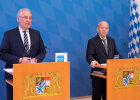 Innenminister Joachim Herrmann und Dr. Burkhard Körner, Präsident des Bayerischen Landesamts für Verfassungsschutz an Rednerpulten