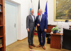 Dr. Schmitz und Herrmann in dessen Büro