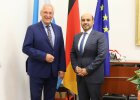 Auf dem Bild sind Innenminister Joachim Herrmann und Generalkonsul Yousuf A. R. Z. Hayaie, Vereinigte Arabische Emirate, bei ihrem Gesprächstermin im Zimmer von Innenminister Herrmann zu sehen