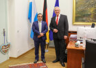 Generalkonsul von Katar und Innenminister Joachim Herrmann im Büro des Ministers
