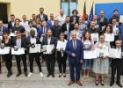Auf dem Bild sind Herr Staatsminister Joachim Herrmann sowie Landespolizeipräsident Michael Schwald mit den mit der "Courage-Medaille" ausgezeichneten Personen zu sehen.