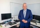 Herrmann in Büro mit Computern und technischen Geräten