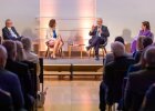 Aigner und Herrmann auf Bühne bei Podiumsdiskussion