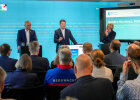 30. April 2025: Innenstaatssekretär Sandro Kirchner bei der Pressekonferenz zur Verstärkung der Bayern-Allianz gegen Desinformation: Gemeinsam mit Digitalminister Dr. Fabian Mehring stellt er neue zivilgesellschaftliche Partner vor, die mit ihrer breiten gesellschaftlichen Reichweite aktiv zur Aufklärung beitragen und damit ein starkes Zeichen für den Schutz unserer Demokratie setzen.