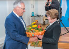 Innenminister Joachim Herrmann übergibt Blumenstrauß an neue Präsidentin des Verwaltungsgerichts Ansbach, Claudia Frieser