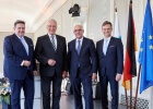 28. September 2023: Neuaufstellung im Vorstand der Bayerischen Versorgungskammer (BVK), der größten öffentlichen Versorgungsgruppe Deutschlands, die für zwölf Versorgungseinrichtungen Kapitalanlagen in Höhe von über 100 Milliarden Euro verwaltet: Bayerns Innenminister Joachim Herrmann hat Ulrich Böger (3.v.l.) in den Ruhestand verabschiedet, der seit mehr als acht Jahren im Vorstand und zuletzt stellvertretender Vorstandsvorsitzender war. Neuer stellvertretender Vorstandsvorsitzender wird Stefan Müller (im Bild links), bislang Mitglied des Vorstandes für das Ressort kommunales Versorgungswesen. Dr. Christian Ebersperger (im Bild rechts) rückt in das Amt des Vorstands für das Ressort berufsständisches Versorgungswesen und betriebliche Altersversorgung auf.