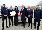 Auf dem Bild ist Innen- und Katastrophenschutzminister Joachim Herrmann bei der Übergabe eines Einsatzfahrzeuges an die Freiwillige Feuerwehr zu sehen.