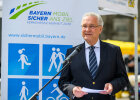 5. Mai 2022: Innenminister Joachim Herrmann hat heute in München den bundesweiten Aktionstag 'sicher.mobil.leben – Fahrtüchtigkeit im Blick' und die zahlreichen Informationsangebote für mehr Verkehrssicherheit vorgestellt. „Der heutige Aktionstag warnt und sensibilisiert vor den großen Gefahren im Straßenverkehr, wenn Verkehrsteilnehmer nicht mehr fahrtüchtig sind“, erklärte Herrmann. „Mangelnde Fahrtüchtigkeit kann für einen selbst und für andere lebensgefährlich sein.“