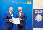 Innenminister Joachim Herrmann und Robert Heimberger mit Medaille und Urkunde