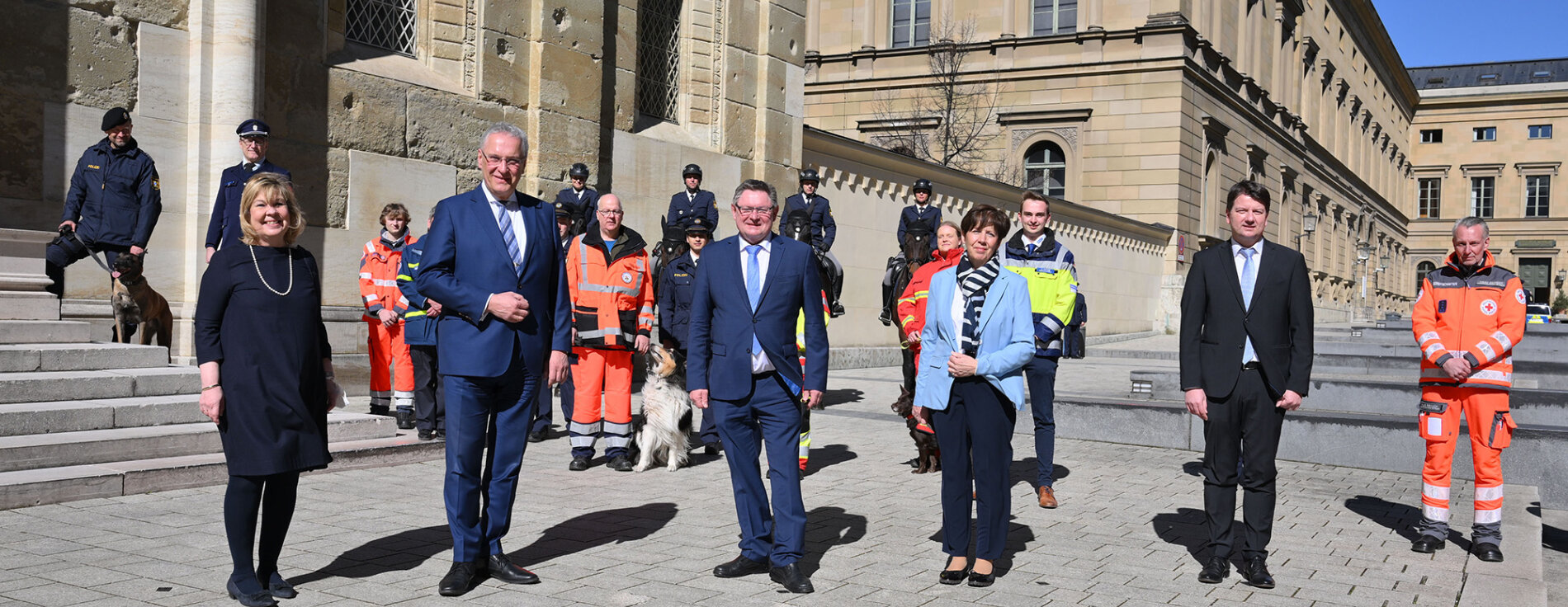 10. März 2022: Innenminister Joachim Herrmann hat Staatssekretär Gerhard Eck verabschiedet und Sandro Kirchner in sein neues Amt eingeführt: „Weit und breit gab es in der Geschichte des Nachkriegsfreistaats keinen Staatssekretär, der länger als Eck im Amt war.“ Zu Herrn Kirchner sagte er: „Die Fußstapfen, die Eck seinem Nachfolger hinterlässt, sind durchaus gewaltig, aber ich bin fest davon überzeugt: Auch wir beide werden ein starkes Duo für die innere Sicherheit in unserem Land.“ 10. März 2022: Innenminister Joachim Herrmann hat Staatssekretär Gerhard Eck verabschiedet und Sandro Kirchner in sein neues Amt eingeführt: „Weit und breit gab es in der Geschichte des Nachkriegsfreistaats keinen Staatssekretär, der länger als Eck im Amt war.“ Zu Herrn Kirchner sagte er: „Die Fußstapfen, die Eck seinem Nachfolger hinterlässt, sind durchaus gewaltig, aber ich bin fest davon überzeugt: Auch wir beide werden ein starkes Duo für die innere Sicherheit in unserem Land.“