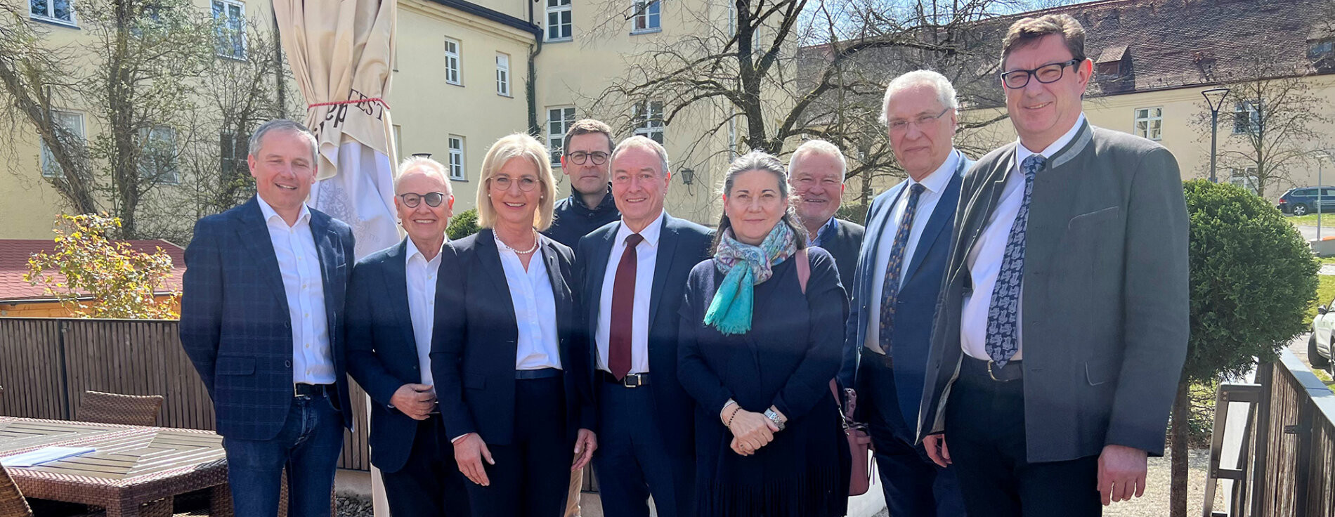10. April 2025: Als Vorsitzende der Bayern-Südtirol-Gesellschaft begrüßten Innenminister Joachim Herrmann und Landrat Philipp Achammer aus Bozen zahlreiche Mitglieder zum Frühjahrstreff bei der Bayerischen Staatsbrauerei Weihenstephan in Freising. Die Veranstaltung bot eine bedeutende Plattform zur Pflege der bayerisch-südtiroler Freundschaft. Gruppenbild Bildtext: Der Vorstand der Bayern-Südtirol-Gesellschaft anlässlich des Frühjahrs-Treff in Weihenstephan (v.l.) Peter Daldos, Werner Stuflesser, Ulrike Scharf, Peter Silbernagl, Walter Baumgartner, Monika Aondio, Josef Schrädler, Joachim Herrmann, Martin Bayerstorfer.