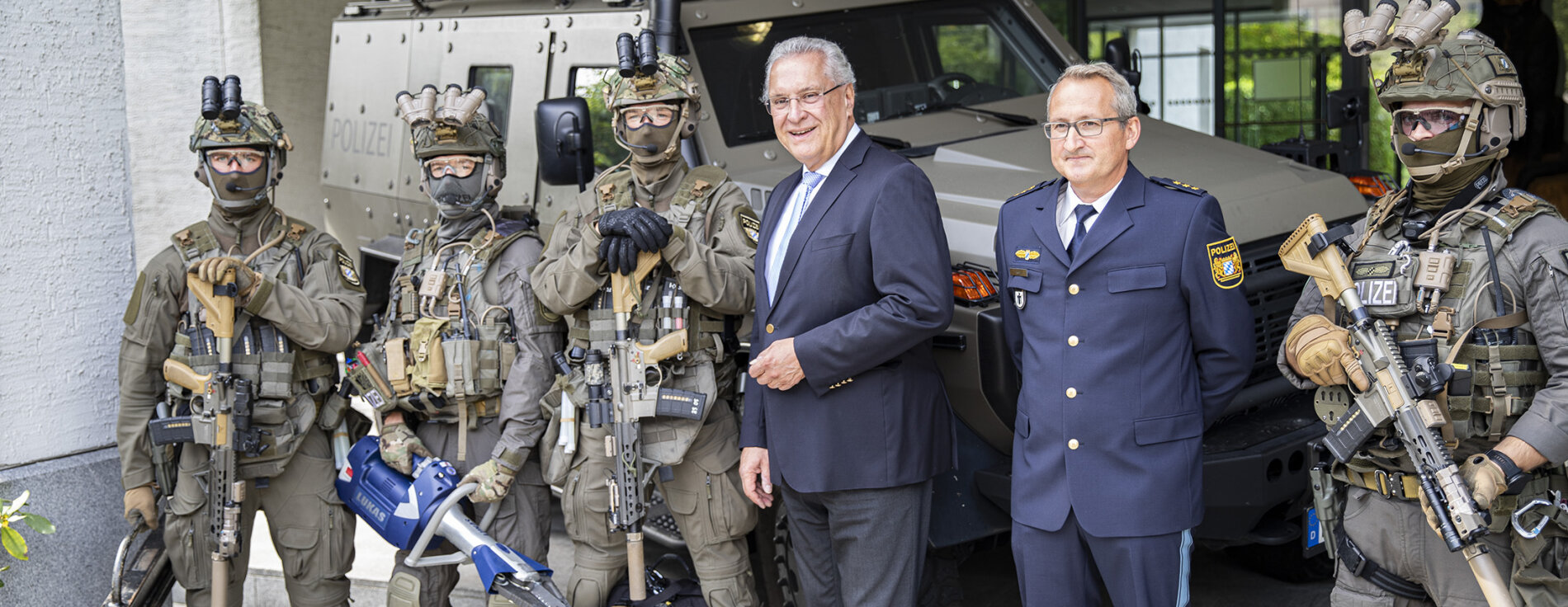 Herrmann, Huber und vier Polizisten der Spezialeinheiten in voller Ausrüstung und Uniform