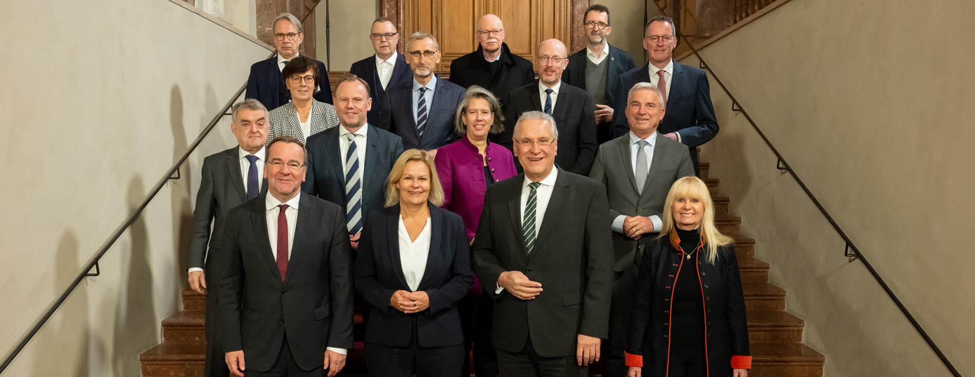 1. Dezember 2022: Nach einem arbeitsreichen Tag mit konstruktiven und zielführenden Gesprächen versammelten sich die Teilnehmerinnen und Teilnehmer der Innenministerkonferenz zu einem gemeinsamen Foto. „Die heutigen Themen waren ernst, die aktuellen Herausforderungen sind groß und vielfältig. Mit großem Teamgeist haben wir wie gewohnt länderübergreifend zusammengearbeitet und Lösungen gefunden“, so der IMK-Vorsitzende und Innenminister Joachim Herrmann. Gruppenfoto mit den Innenministern und Innensenatoren