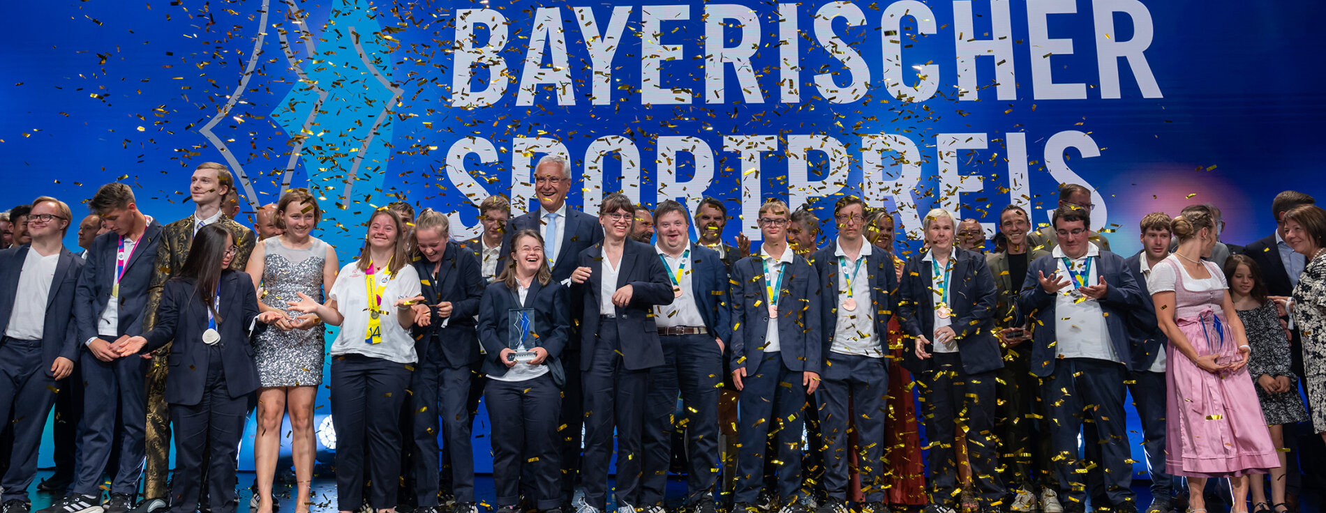8. Juli 2023: Große Vorbilder für den Sport und unsere Gesellschaft: Heute Abend überreichte Sportminister Joachim Herrmann den Bayerischen Sportpreis an bedeutende bayerische Sportlerinnen und Sportler für ihre herausragenden Verdienste und beispielhafte Initiativen im Bereich des Sports: Eishockey-Rekordtorschütze Patrick Reimer, Skisprung-Rekordhalterin Katharina Schmid, Biathlon-Weltmeisterin Denise Herrmann-Wick und den Olympiasieger in der Nordischen Kombination, Eric Frenzel. Der Preis des Ministerpräsidenten ging an die Extremkletterer „Huberbuam“, Fußball-Nationalspieler Jamal Musiala wurde als herausragender Nachwuchssportler geehrt. Sonderpreis ging an Ehrenlandesschützenmeister Wolfgang Kink, der Jetzt-erst-recht-Preis an das Bayern-Team bei den Special Olympics. Gruppenbild auf Bühne mit Preisträgerinnen und Preisträgern