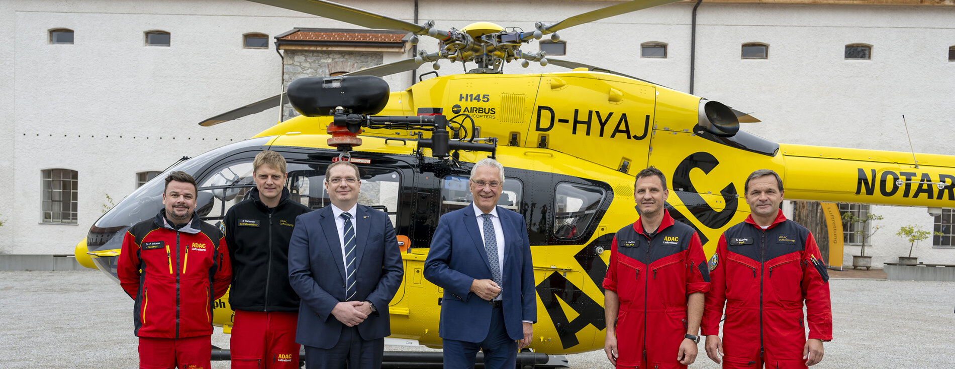 Herrmann und Vertreter der ADAC Luftrettung und Piloten vor Hubschrauber