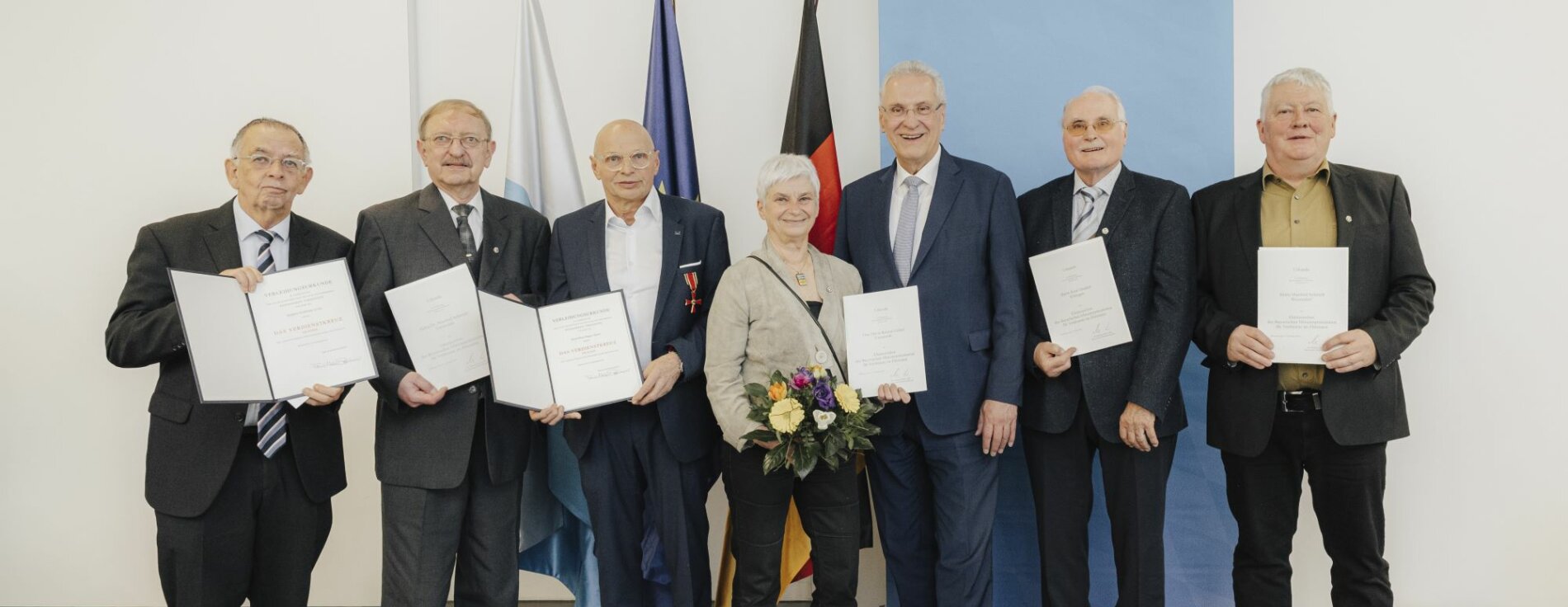 6. März 2025: Innenminister Joachim Herrmann hat das Verdienstkreuz am Bande des Verdienstordens der Bundesrepublik Deutschland und das Ehrenzeichen des Bayerischen Ministerpräsidenten an sechs verdiente Persönlichkeiten aus Mittelfranken ausgehändigt. Auf dem Bild ist Innenminister Joachim Herrmann mit sämtlichen geehrten Persönlichkeiten von der Ordensaushändigung am 6. März in Erlangen zu sehen.