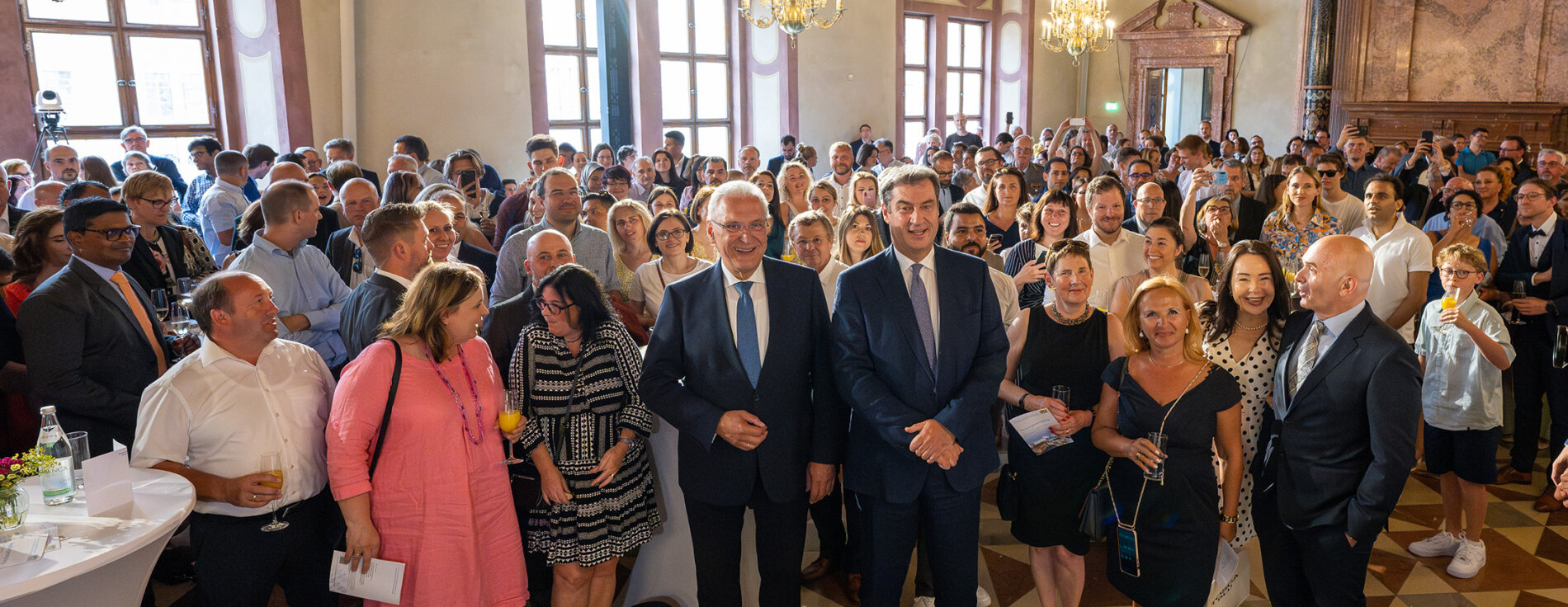 21. Juni 2023: Ministerpräsident Dr. Markus Söder und Bayerns Innen- und Integrationsminister Joachim Herrmann haben gestern bei einem Neubürgerempfang in der Münchner Residenz rund 650 neue deutsche Staatsbürgerinnen und Staatsbürger begrüßt. „Die Staatsbürgerschaft ist das höchste Gut, das der Staat nach einem gelungenen Integrationsprozess vergeben kann. Dazu gratuliere ich Ihnen allen und heiße Sie in Ihrer neuen Heimat herzlich willkommen!“ sagte Herrmann beim Festakt. Foto in die Gruppe, ganz vorne Ministerpräsident Dr. Markus Söder und Innenminister Joachim Herrmann