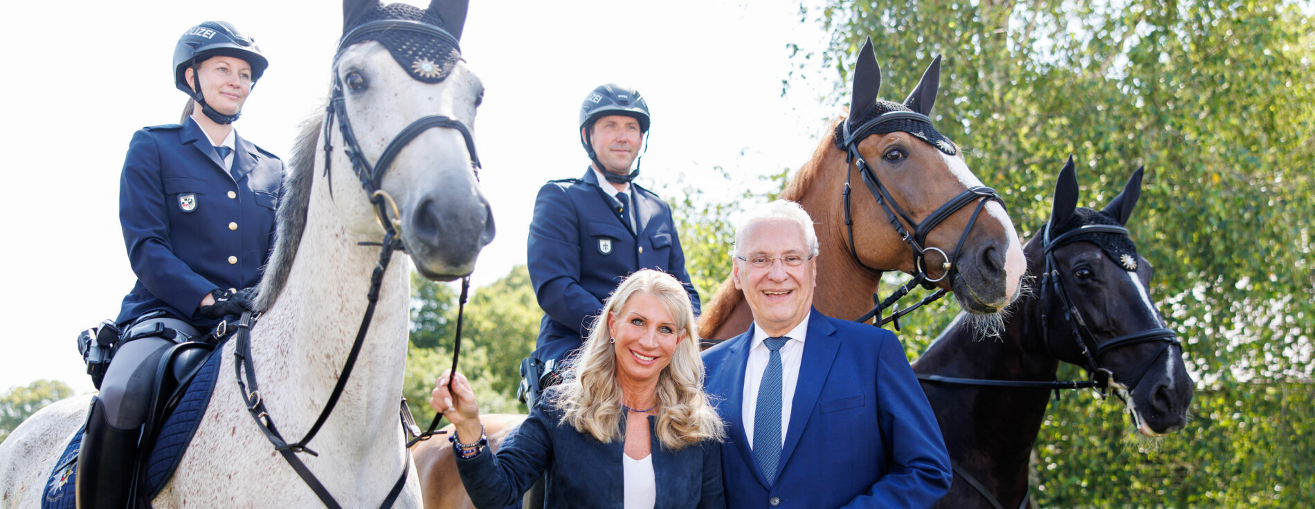 125 Jahre Reiterstaffel stehen für mehr Polizeipräsenz und besseres Sicherheitsgefühl: Innenminister Joachim Herrmann und die Schirmherrin der berittenen Einheiten der Bayerischen Polizei Karin Baumüller-Söder gratulieren zum Jubiläum. Baumüller-Söder und Herrmann vor Pferden