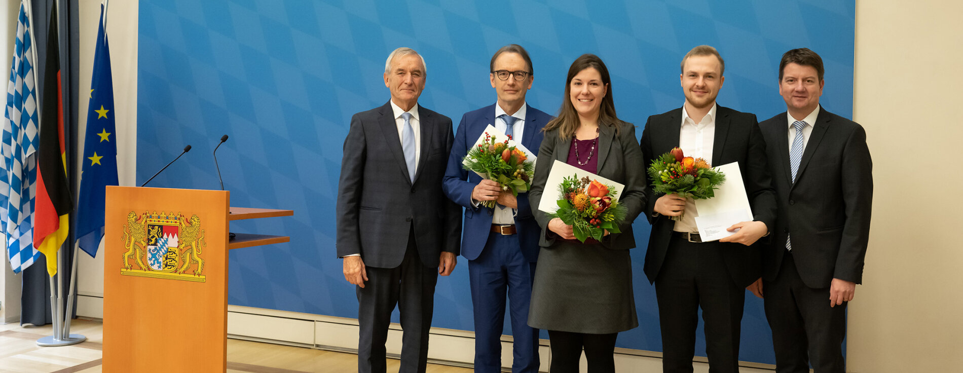 7. Dezember 2022: Für besondere Verdienste um die Verkehrssicherheit: Innenstaatssekretär verleiht im Bayerischen Innenministerium den Joseph-Ströbl-Preis: „Unsere Preisträger sind ein großer Gewinn für die Verkehrssicherheit“, lobte Kirchner. Gruppenfoto mit Preisträgerin und Preisträgern sowie Innenstaatssekretär Kirchner und Joseph Ströbl