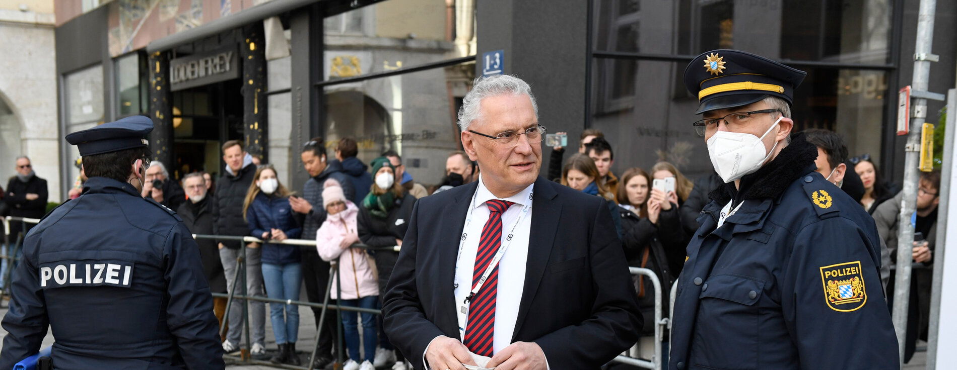 21. Februar 2022: MSC 2022: Innenminister Joachim Herrmann lobt den Einsatz der Polizei zum Schutz der Münchner Sicherheitskonferenz. Er bedankt sich bei der Münchner Polizei sowie den unterstützenden Einheiten aus sieben anderen Ländern und der Bundespolizei: „Die insgesamt rund 3.500 bei der Siko eingesetzten Polizistinnen und Polizisten hatten eine komplexe Einsatz- und Versammlungslage zu bewältigen. Das ist Ihnen mit Bravour gelungen.“ Innenminister Joachim Herrmann im Gespräch mit Polizisten in Münchner Innenstadt