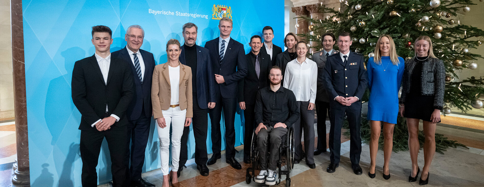 19. Dezember 2024: Gemeinsam mit Ministerpräsident Dr. Markus Söder hat Innen- und Sportminister Joachim Herrmann den Medaillengewinnerinnen und -gewinner bei den Olympischen und Paralympischen Spielen eine Medaillenprämie übergeben. Auf dem Bild sind Ministerpräsident Dr. Markus Söder und Innen- und Sportminister Joachim Herrmann mit den bayerischen Medaillengewinnerinnen und -gewinnern der Olympischen und Paralympischen Spiele 2024.