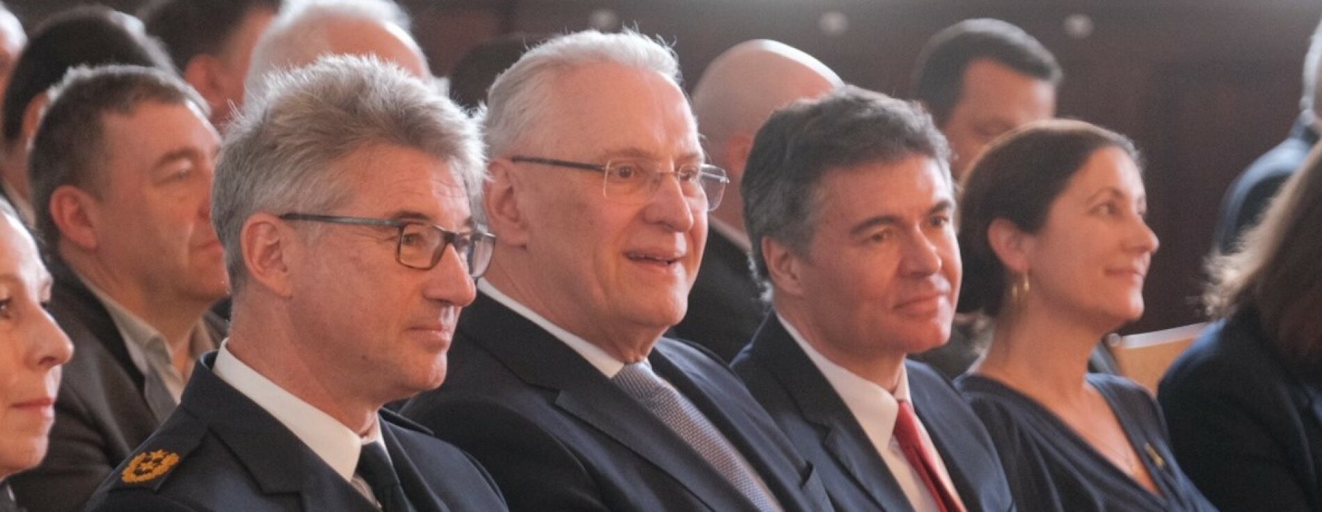 31. Januar 2025: Wechsel an der Spitze des Polizeipräsidiums Oberbayern Süd: Innenminister Joachim Herrmann hat den bisherigen Vizepräsidenten Frank Hellwig feierlich in das Amt des Polizeipräsidenten eingeführt. Hellwig ist Nachfolger von Manfred Hauser, den Herrmann zum neuen Präsidenten des Landesamts für Verfassungsschutz (LfV) ernannt hat. Neuer Vizepräsident ist Michael Siefener. Auf dem Bild ist Innenminister Joachim Herrmann im Publikum sitzend zu sehen, neben ihm sitzen der neue Polizeipräsident Frank Hellwig und dessen Vorgänger, der Präsident des Landesamts für Verfassungsschutz, Manfred Hauser.