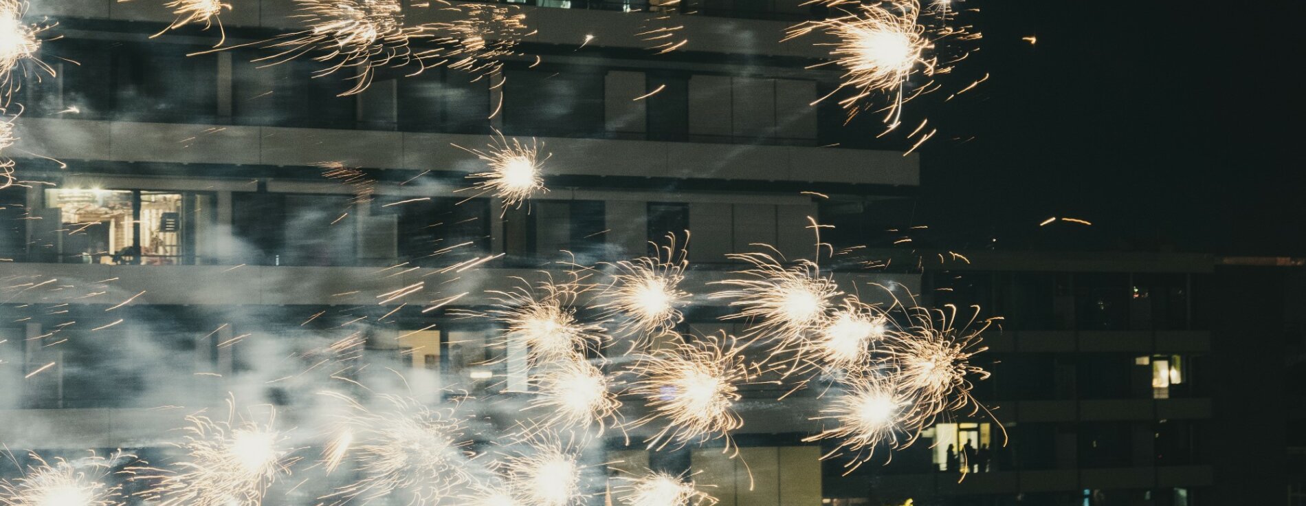 Randale trüben Bilanz einer weitestgehend friedlichen Silvesternacht Feuerwerkskörper vor Wohngebäude