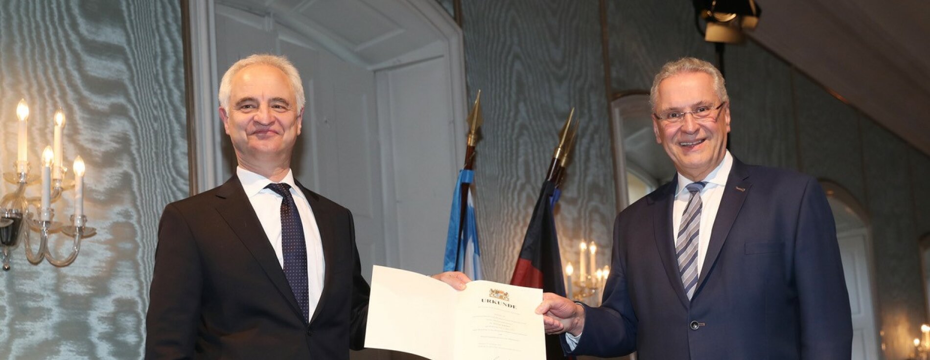 31. Januar 2022: Führungswechsel an Bayerns größter Bezirksregierung: Innenminister Joachim Herrmann verabschiedet Maria Els in den Ruhestand und führt Dr. Konrad Schober als neuen Präsidenten der Regierung von Oberbayern ins Amt ein. „In vorderster Reihe mit höchster Fach- und Führungskompetenz haben Sie die Herausforderungen des großen Regierungsbezirks der letzten Jahre bravourös gemeistert“, dankte Herrmann der ehemaligen Präsidentin. Dr. Konrad Schober bezeichnete Herrmann als engagierte Führungspersönlichkeit mit Fingerspitzengefühl: „Dr. Schober ist für diese Position aufgrund seiner langjährigen Erfahrung bestens geeignet und wird sie mit Erfolg und größten Einsatz ausfüllen.“ Innenminister Joachim Herrmann und neuer Präsident der Regierung von Oberbayern Dr. Konrad Schober