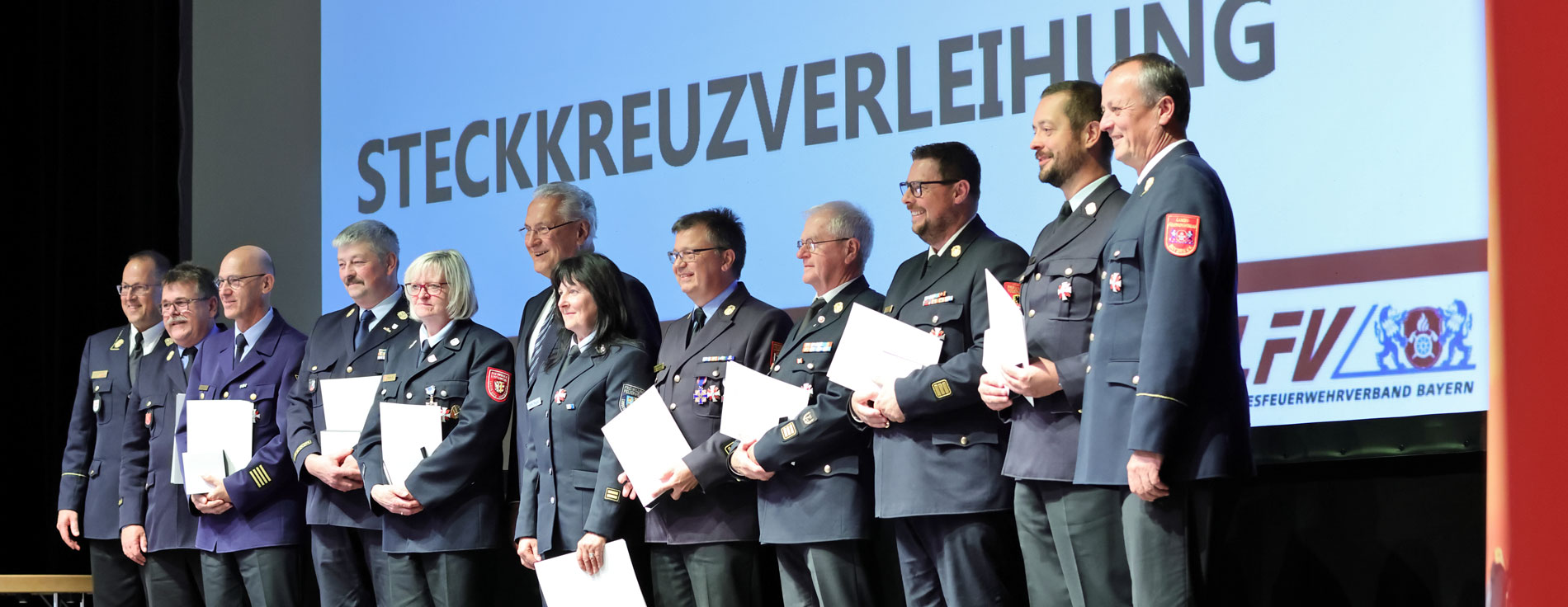 Ehrung für hohen persönlichen Einsatz um das Feuerlöschwesen in Bayern: Innenminister Herrmann mit Geehrten Gruppenfoto: Herrmann mit Geehrten