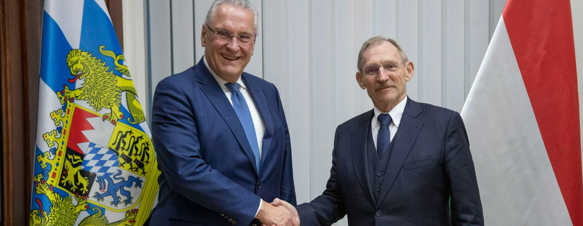 Bayerns Innenminister Joachim Herrmann trifft seinen ungarischen Amtskollegen Sándor Pintér Handshake