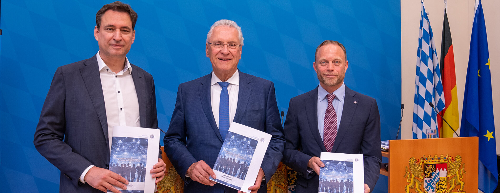 7. August 2023: Kampf gegen Hasskriminalität: Innenminister Joachim Herrmann und Justizminister Georg Eisenreich zum Lagebild Hasskriminalität Bayern 2022: „Wir führen den Kampf gegen Hasskriminalität entschlossen fort.“ Mit auf dem Foto: 'Beauftragter der Bayerischen Polizei gegen Hasskriminalität, insbesondere Antisemitismus', Michael Weinzierl vom Bayerischen Landeskriminalamt Eisenreich, Herrmann und Michael Weinzierl Bayerischen Landeskriminalamt