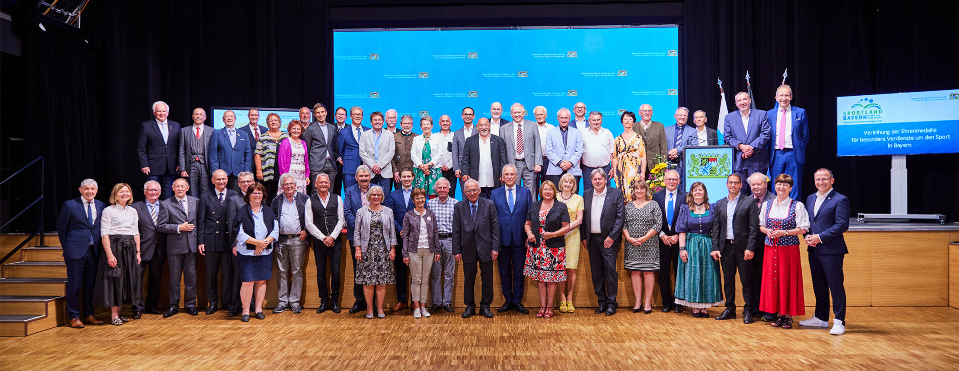 Gruppenfoto mit allen Geehrten sowie Innenminister Joachim Herrmann