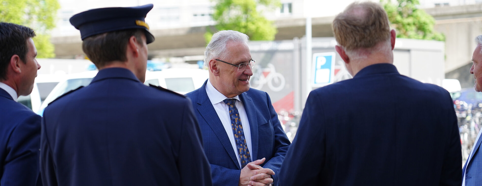 23. April 2025: „Die Menschen sollen sich an unseren Bahnhöfen sicher fühlen – Tag und Nacht.“ Mit diesen Worten unterstrich Bayerns Innenminister Joachim Herrmann beim Besuch des Regensburger Hauptbahnhofs die Bedeutung verstärkter Polizeipräsenz und moderner Videoüberwachung. Die Maßnahmen zeigen bereits Wirkung: Die Kriminalität im Umfeld ist deutlich zurückgegangen. Bayern setzt damit ein starkes Zeichen für Sicherheit im öffentlichen Raum. Auf dem Bild: Innenminister Herrmann im Gespräch mit Polizeibeamten am Regensburger Hauptbahnhof