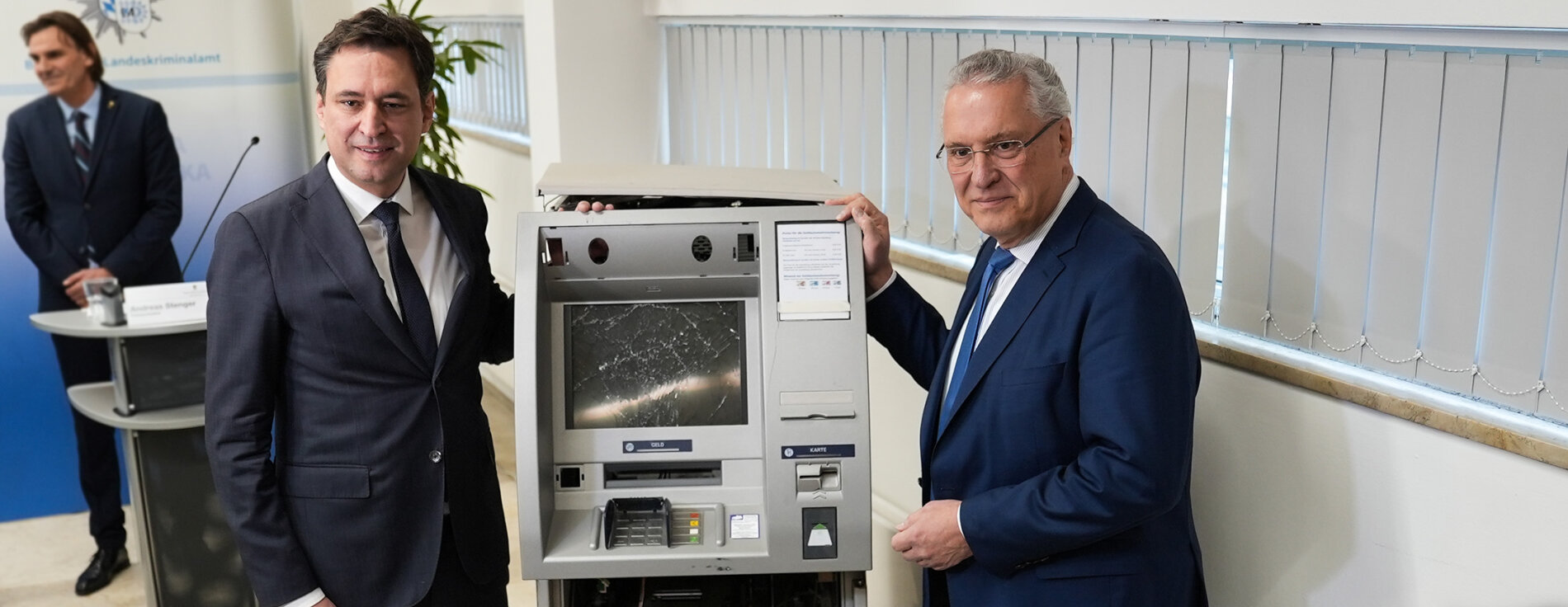 Innenminister Joachim Herrmann und Justizminister Georg Eisenreich neben zerstörtem Geldautomaten