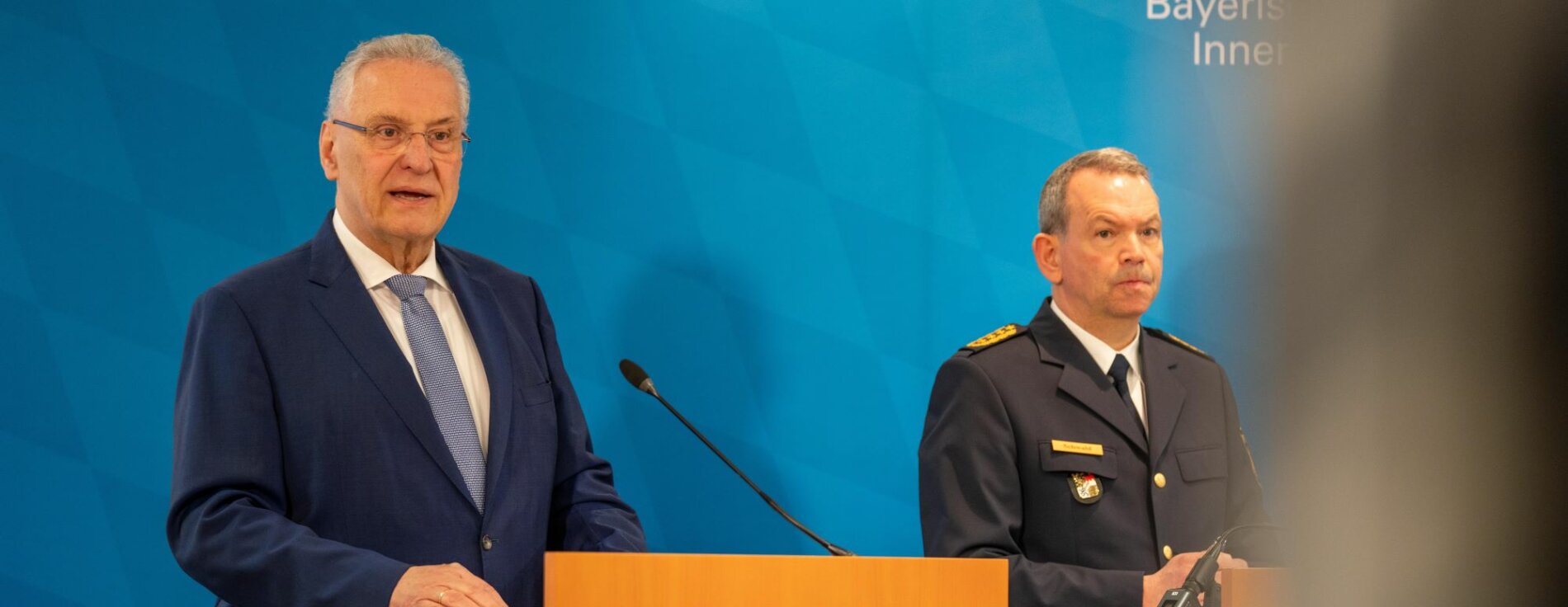 21. März 2025: Innenminister Joachim Herrmann hat gemeinsam mit Landespolizeipräsident Michael Schwald die Polizeiliche Kriminalstatistik 2024 in Nürnberg vorgestellt. Auf dem Bild sind Innenminister Joachim Herrmann und Landespolizeipräsident Michael Schwald während der Pressekonferen anlässlich der Vorstellung der Polizeilichen Kriminalstatistik 2024 zu sehen.